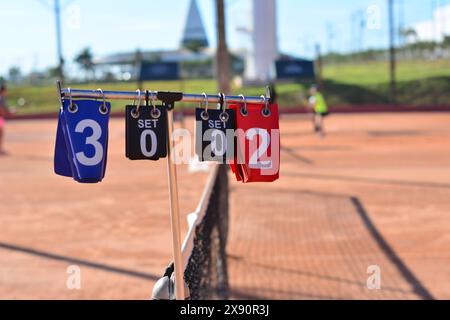 Tableau d'affichage sur court de tennis avec fond flou Banque D'Images