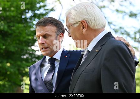 Greven, Allemagne. 28 mai 2024. Après le déjeuner ensemble, Emmanuel Macron (g), Président de la République française, et le Président fédéral Frank-Walter Steinmeier traversent le parc du château de Wilkinghege. Le président français Macron et son épouse effectuent une visite d'État de trois jours en Allemagne à l'invitation du président fédéral Steinmeier. Crédit : David Inderlied/dpa/Alamy Live News Banque D'Images