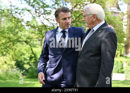 Greven, Allemagne. 28 mai 2024. Après le déjeuner ensemble, Emmanuel Macron (g), Président de la République française, et le Président fédéral Frank-Walter Steinmeier traversent le parc du château de Wilkinghege. Le président français Macron et son épouse effectuent une visite d'État de trois jours en Allemagne à l'invitation du président fédéral Steinmeier. Crédit : David Inderlied/dpa/Alamy Live News Banque D'Images