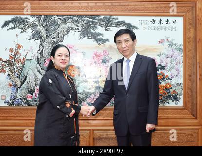 Pékin, Chine. 28 mai 2024. Wang Huning, président du Comité national de la Conférence consultative politique du peuple chinois, rencontre le Président de la Chambre des représentants de l'Indonésie, Puan Maharani, à Pékin, capitale de la Chine, le 28 mai 2024. Crédit : Ding Haitao/Xinhua/Alamy Live News Banque D'Images