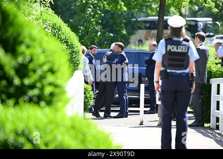 Greven, Allemagne. 28 mai 2024. Emmanuel Macron (à droite), président de la République française, embrasse le président fédéral Frank-Walter Steinmeier en faisant ses adieux. Le président français Macron et son épouse effectuent une visite d'État de trois jours en Allemagne à l'invitation du président fédéral Steinmeier. Crédit : David Inderlied/dpa/Alamy Live News Banque D'Images