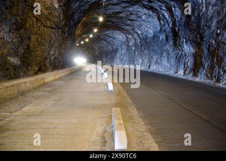 Phares dans le tunnel routier Keightley Way à travers le Rocher de Gibraltar, reliant Rosia Road à la mosquée Ibrahim-al-Ibrahim à Europa point. Banque D'Images