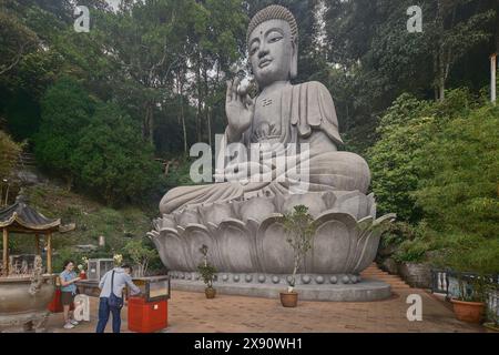 Grande statue de Bouddha dans le temple des grottes de Chin Swee à Genting Highlands, Pahang, Malaisie un temple chinois situé dans le site le plus pittoresque de Genting Banque D'Images
