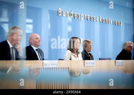 Jahresgutachten Wirtschaftsweise DEU, Deutschland, Allemagne, Berlin, 15.05.2024 Professeur Martin Werding , Ruhr-Universitaet Bochum, Professeur Achim Truger , Wirtschaftswissenschaftler und Professor fuer Soziooekonomie, Professeur Ulrike Malmendier , Wirtschaftsprofessorin für Wirtschaftswissenschaften an der University of California Berkeley , Professika , Professionka , Professionmm . Mitglied Sachverstaendigenrat zur Begutachtung der gesamtwirtschaftlichen Entwicklung Wirtschaftsweise und Prof. Monika Schnitzer , Wirtschaftswissenschaftlerin Komparative Wirtschaftsforschung an der Ludwig-Maximilians-Universitaett Muenchen v. Banque D'Images