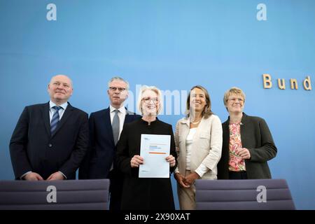 Jahresgutachten Wirtschaftsweise DEU, Deutschland, Allemagne, Berlin, 15.05.2024 Professeur Achim Truger , Wirtschaftswissenschaftler und Professor fuer Soziooekonomie, Professeur Martin Werding , Ruhr-Universitaet Bochum , Professeur Monika Schnitzer , Wirtschaftswissenschaftlerin Komparative Wirtschaftsforschung an der Ludwig-für Professeur Veronika Grimm, Mitglied Sachverstaendigenrat zur Begutachtung der gesamtwirtschaftlichen Entwicklung Wirtschaftsweise v Banque D'Images