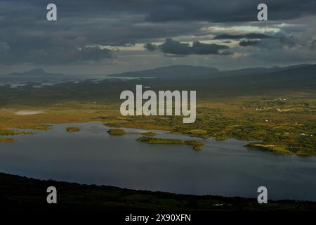 vallée nuageuse des tourbières d'irlande Banque D'Images