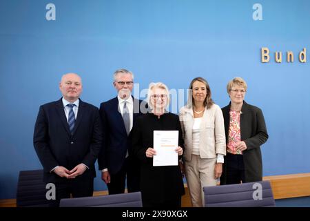 Jahresgutachten Wirtschaftsweise DEU, Deutschland, Allemagne, Berlin, 15.05.2024 Professeur Achim Truger , Wirtschaftswissenschaftler und Professor fuer Soziooekonomie, Professeur Martin Werding , Ruhr-Universitaet Bochum , Professeur Monika Schnitzer , Wirtschaftswissenschaftlerin Komparative Wirtschaftsforschung an der Ludwig-für Professeur Veronika Grimm, Mitglied Sachverstaendigenrat zur Begutachtung der gesamtwirtschaftlichen Entwicklung Wirtschaftsweise v Banque D'Images