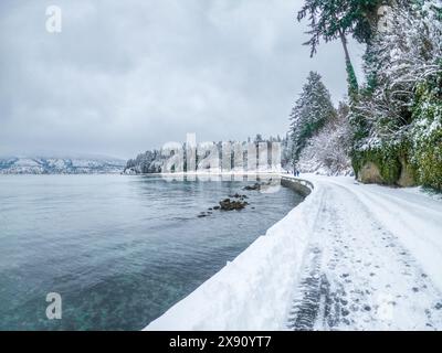 La digue de Vancouver à Third Beach est recouverte de neige, affichant un paysage blanc serein après une forte tempête de neige Banque D'Images