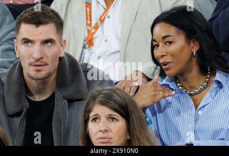 Le belge Thomas Meunier et sa femme Deborah Panzokou photographiés lors du match de premier tour masculin entre le brésilien Meligeni Alves et le norvégien Ruud, lors de l'Open de France Roland Garros, à Paris, le mardi 28 mai 2024. Le tournoi de cette année se déroule du 26 mai au 09 juin. BELGA PHOTO BENOIT DOPPAGNE Banque D'Images