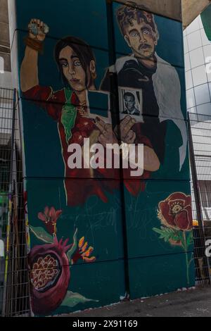 Londres, Royaume-Uni. 24 mai 2024. Une section d'une grande nouvelle murale pro-palestinienne est photographiée à Latimer Road. La murale a été réalisée par le collectif Fearless en collaboration avec le mouvement de la jeunesse palestinienne. Crédit : Mark Kerrison/Alamy Live News Banque D'Images