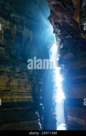 Rayons de soleil dans la grotte de Gupteshwor Mahadev à Pokhara, Népal Banque D'Images