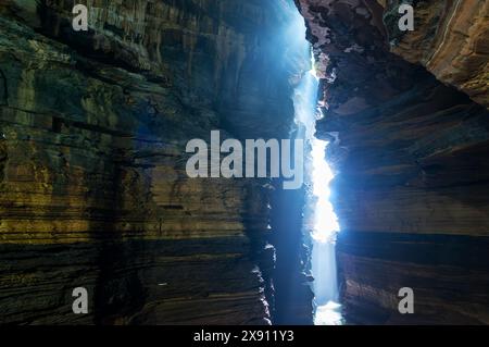 Rayons de soleil dans la grotte de Gupteshwor Mahadev à Pokhara, Népal Banque D'Images