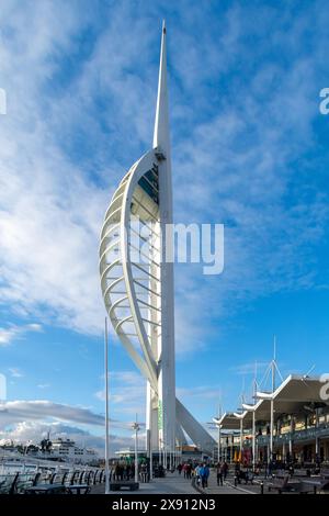 Gunwharf Quays, Portsmouth, Royaume-Uni - 11 février 2024 : la tour Spinnaker, haute de 170 mètres, domine les magasins de Gunwharf Quays, une tour d'observation. Banque D'Images