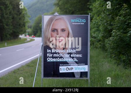 Plakate österreichischer, politischer Parteien zur eu-Wahl AM 9.Juni 2024, AM 24.05.2024. DAS Bild zeigt ein Plakat der Österreichischen Volkspartei, mit der Kandidatin Angelika Winzig 2024 - Plakate österreichischer, politischer Parteien zur eu-Wahl AM 9.Juni 2024, AM 24.05.2024. *** Affiches des partis politiques autrichiens pour les élections européennes du 9 juin 2024, le 24 05 2024 la photo montre une affiche du Parti populaire autrichien, avec la candidate Angelika Winzig 2024 affiches des partis politiques autrichiens pour les élections européennes du 9 juin 2024, le 24 05 2024 Banque D'Images