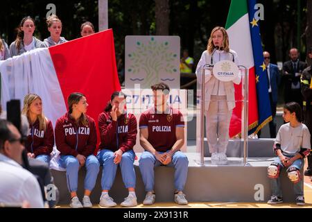 Actualités - le premier ministre Giorgia Meloni à Caivano le premier ministre italien Giorgia Meloni lors de l'inauguration du centre sportif Centro Pino Daniele à Caivano, à 300 mètres du Parco Verde, ouvrant les installations sportives de l'ancien centre Delphinia à la ville. Le centre sportif de 5 hectares rendra non seulement la piscine à la ville, mais disposera également d’équipements pour 44 disciplines sportives, avec 20 terrains et aires de jeux. Le projet a impliqué Sport et santé, l'armée et le fiamme Oro de la police d'État. Un théâtre de 500 places et un amphithéâtre pour 1 000 personnes seront également construits. Banque D'Images