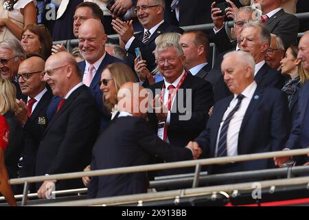 Sir Alex Ferguson regarde le directeur de Manchester United, Erik Ten Hag - Manchester City v Manchester United, la finale de la Coupe FA Emirates, stade de Wembley, Londres, Royaume-Uni - 25 mai 2024 usage éditorial exclusif - restrictions DataCo applicables Banque D'Images