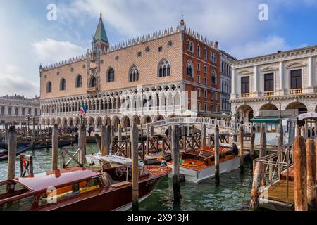 La ville de Venise en Italie, le Palais des Doges (Palazzo Ducale), les bateaux-taxis et le pont Ponte della Paglia sur le front de mer de Riva degli Schiavoni. Banque D'Images