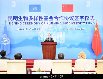 Pékin, Chine. 28 mai 2024. Le vice-premier ministre chinois Ding Xuexiang, également membre du Comité permanent du Bureau politique du Comité central du Parti communiste chinois, assiste et prononce une allocution à la cérémonie de signature du Kunming Biodiversity Fund à Beijing, capitale de la Chine, le 28 mai 2024. Crédit : Yan Yan/Xinhua/Alamy Live News Banque D'Images