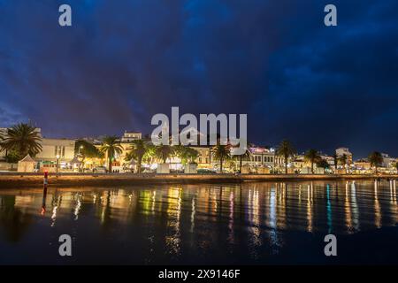 Horizon de la ville de Lagos la nuit à la rivière Bensafrim dans la région de l'Algarve, sud du Portugal. Banque D'Images