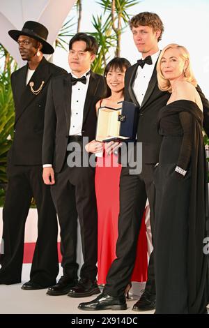 Mention spéciale du jury de la caméra d'Or pour le film 'Mongrel' : Chiang Wei Liang et You Qiao Yin reçoivent leurs prix du jury (Baloji à gauche, Emmanuelle Béart à droite). Photocall des lauréats du 77e Festival de Cannes 25 mai 2024 crédit : Jacky Godard/Photo12 Banque D'Images