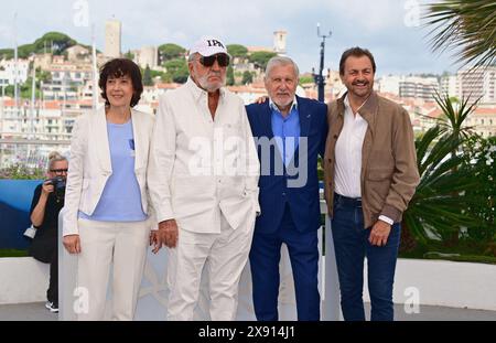 Virginia Ruzici, Ion Tiriac, Ilie Nastase, Henri Leconte Photocall du film documentaire 'Nasty, More Just Tennis' 77e Festival de Cannes 24 mai 2024 crédit:Jacky Godard/Photo12 Banque D'Images