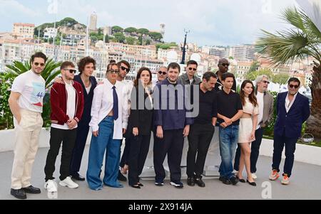 François civil, Anthony Bajon, Vincent Lacoste, Adèle Exarchopoulos, Hugo Selignac, Élodie Bouchez, Karim Laklou, Gilles Lellouche, Raphaël Quenard, Malik Frikah, Mallory Wanecque (sur Dior), Jean-Pascal Zadi, Alain Chabat, Alain Attal Photocall du film 'L'amour ouf' ('Beating Hearts') 77e Festival de Cannes 24 mai 2024 crédit:Jacky Godard/Photo12 Banque D'Images