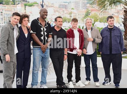 Raphaël Quenard, Vincent Lacoste, Jean-Pascal Zadi, Gilles Lellouche, Anthony Bajon, Alain Chabat, Karim Laklou Photocall du film 'L'amour ouf' ('Beating Hearts') 77e Festival de Cannes 24 mai 2024 crédit:Jacky Godard/Photo12 Banque D'Images