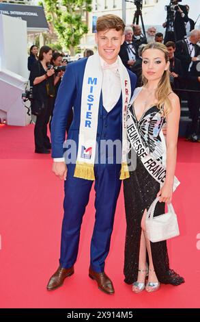 Charles Stamper (Mister France 2024), Chanel Berrebi (Miss Jeunesse France 2024) 'la plus précieuse des marchandises' (le plus précieux des cargaisons) Festival de Cannes projection du 77e Festival de Cannes 24 mai 2024 crédit:Jacky Godard/Photo12 Banque D'Images