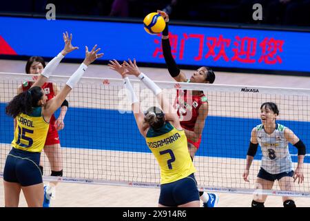 Macao, Chine. 28 mai 2024. Miyabe Airi (2e R), japonaise, pointe le ballon lors du match entre le Brésil et le Japon à la Ligue des Nations de volleyball féminin 2024 Macao à Macao, dans le sud de la Chine, le 28 mai 2024. Crédit : Cheong Kam Ka/Xinhua/Alamy Live News Banque D'Images