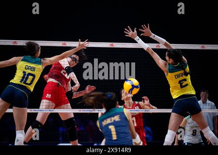 Macao, Chine. 28 mai 2024. Araki Ayaka (2e l), du Japon, pointe le ballon lors du match entre le Brésil et le Japon à la Ligue des Nations féminines de volleyball 2024 Macao à Macao, dans le sud de la Chine, le 28 mai 2024. Crédit : Cheong Kam Ka/Xinhua/Alamy Live News Banque D'Images