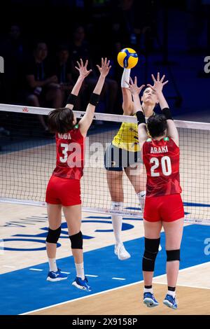 Macao, Chine. 28 mai 2024. Rosamaria Montibeller (C) du Brésil lance le ballon lors du match entre le Brésil et le Japon à la Ligue des Nations féminines de volleyball 2024 Macao à Macao, dans le sud de la Chine, le 28 mai 2024. Crédit : Cheong Kam Ka/Xinhua/Alamy Live News Banque D'Images