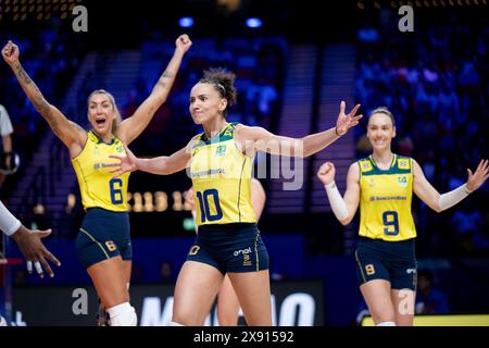 Macao, Chine. 28 mai 2024. Gabriela Braga Guimaraes (C), du Brésil, célèbre le but du match entre le Brésil et le Japon à la Ligue des Nations féminines de volleyball 2024 Macao à Macao, dans le sud de la Chine, le 28 mai 2024. Crédit : Cheong Kam Ka/Xinhua/Alamy Live News Banque D'Images