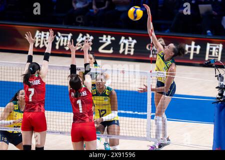 Macao, Chine. 28 mai 2024. Gabriela Braga Guimaraes (1ère R), du Brésil, lance le ballon lors du match entre le Brésil et le Japon à la Ligue des Nations de volleyball féminin 2024 Macao à Macao, dans le sud de la Chine, le 28 mai 2024. Crédit : Cheong Kam Ka/Xinhua/Alamy Live News Banque D'Images