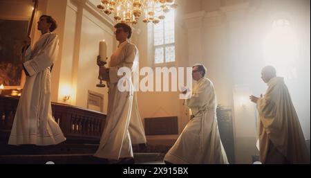 Liturgie dans la Grande Église : procession majestueuse des ministres, prêtres marchant avec la Croix de procession à l'autel. La congrégation se tient dans la vénération, les chrétiens se réjouissent dans la cérémonie de messe Banque D'Images