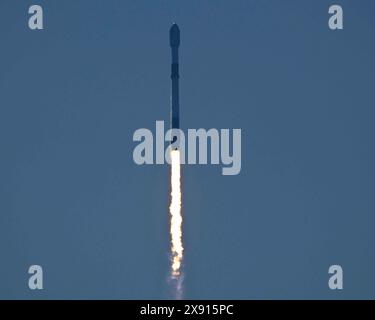 Une fusée SpaceX Falcon 9 lance 23 satellites Starlink depuis le complexe de lancement 40 à la Station spatiale de Cape Canaveral, en Floride, le mardi 28 mai 2024. Photo de Joe Marino/UPI crédit : UPI/Alamy Live News Banque D'Images