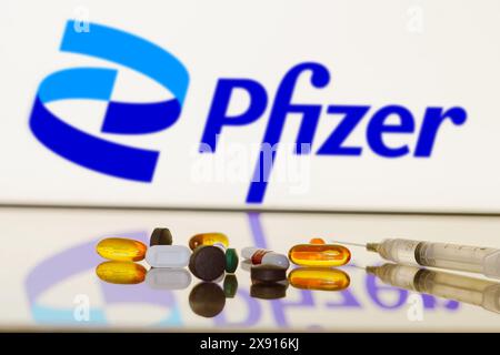 Brésil. 21 mai 2024. Dans cette illustration photo, le logo de Pfizer est affiché à l'écran en arrière-plan avec des pilules et un flacon médical et une seringue. (Crédit image : © Rafael Henrique/SOPA images via ZUMA Press Wire) USAGE ÉDITORIAL SEULEMENT! Non destiné à UN USAGE commercial ! Banque D'Images