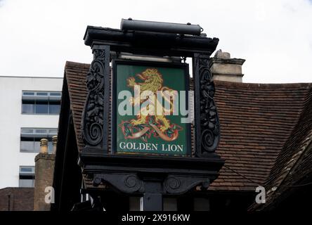 Panneau de pub Golden Lion, Wellingborough, Northamptonshire, Angleterre, Royaume-Uni Banque D'Images