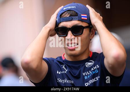 Le pilote thaïlandais Alexander Albon de Williams Racing réagit dans le paddock avant le départ du Grand Prix de F1 de Monaco le 26 mai 2024. Banque D'Images