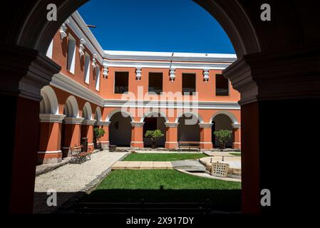 Cloître de Cooperación Española ou coopérative espagnole, situé dans une ancienne église et couvent est un centre culturel et artistique géré par l'Emba espagnol Banque D'Images