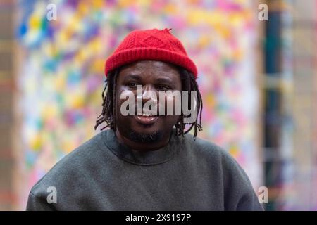 Londres, Royaume-Uni. 28 mai 2024. Artiste Alvaro Barrington avec sa nouvelle commande 'Grace' dévoilée à la Tate Britain. L'œuvre aborde l'impact profond que les femmes et leur soin au sein de la culture noire ont eu sur son éducation et l'installation en plusieurs parties est présentée du 29 mai 2024 au 26 janvier 2025 dans les galeries Tate's Duveen. Credit : Stephen Chung / Alamy Live News Banque D'Images