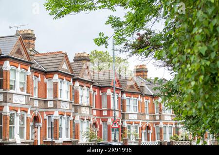 LONDRES - 16 MAI 2024 : rue des maisons en briques mitoyennes dans le sud de Tottenham, au nord de Londres Banque D'Images