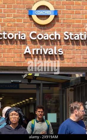 Les gens arrivent à la gare routière de Victoria à Londres car les voyageurs ferroviaires devraient emprunter des itinéraires alternatifs en raison de l'action syndicale. Banque D'Images