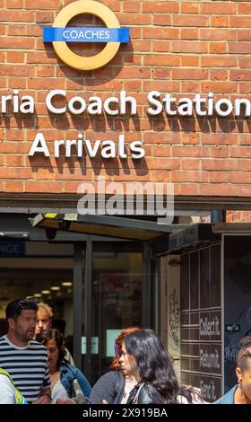 Les gens arrivent à la gare routière de Victoria à Londres car les voyageurs ferroviaires devraient emprunter des itinéraires alternatifs en raison de l'action syndicale. Banque D'Images