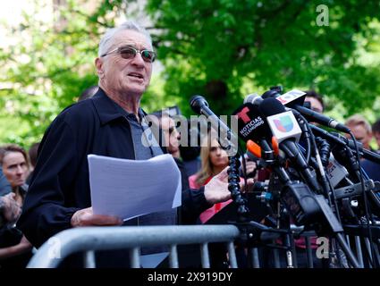 New York, États-Unis. 28 mai 2024. L’acteur Robert de Niro prend la parole lors d’une conférence de presse devant le palais de justice où l’ancien président Donald Trump assiste aux plaidoiries de clôture de son procès contre l’argent caché au tribunal pénal de Manhattan à New York le mardi 28 mai 2024. L'ancien président a plaidé non coupable à 34 chefs d'accusation de falsification de documents commerciaux, un crime passible d'une peine pouvant aller jusqu'à quatre ans de prison. Photo de John Angelillo/UPI crédit : UPI/Alamy Live News Banque D'Images