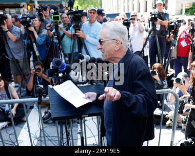 New York, États-Unis. 28 mai 2024. L’acteur Robert de Niro prend la parole lors d’une conférence de presse devant le palais de justice où l’ancien président Donald Trump assiste aux plaidoiries de clôture de son procès contre l’argent caché au tribunal pénal de Manhattan à New York le mardi 28 mai 2024. L'ancien président a plaidé non coupable à 34 chefs d'accusation de falsification de documents commerciaux, un crime passible d'une peine pouvant aller jusqu'à quatre ans de prison. Photo de John Angelillo/UPI crédit : UPI/Alamy Live News Banque D'Images