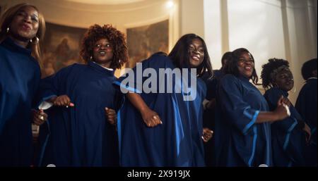 Groupe de chanteurs chrétiens de Gospel louant le Seigneur Jésus-Christ. Le chant répand la bénédiction, l'harmonie dans la joie et la foi. L'église est remplie de message spirituel et de musique édifiante. Tournage documentaire Banque D'Images