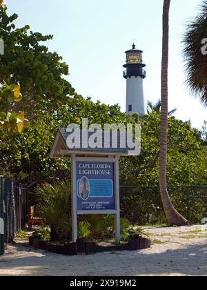 Miami, Floride, États-Unis - 26 mai 2024 : le phare de Cape Florida à Key Biscayne. Composition de portrait. Réservé à un usage éditorial. Banque D'Images