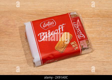 Un paquet de biscuits Lotus Biscoff sur fond de bois Banque D'Images