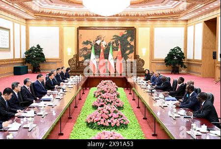 Pékin, Chine. 28 mai 2024. Le président chinois Xi Jinping s’entretient avec le président équato-guinéen Teodoro Obiang Nguema Mbasogo, en visite d’État en Chine, au Grand Hall du peuple à Pékin, capitale de la Chine, le 28 mai 2024. Crédit : Zhang Ling/Xinhua/Alamy Live News Banque D'Images