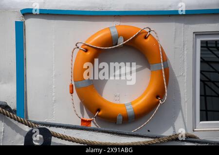 Ceinture de sauvetage avec ligne de vie sur un fond blanc sur un navire. Banque D'Images